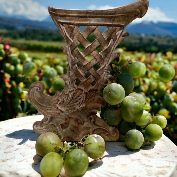 Beatiful Cornucopia Basket Weave Vase - Picture 1 of 15